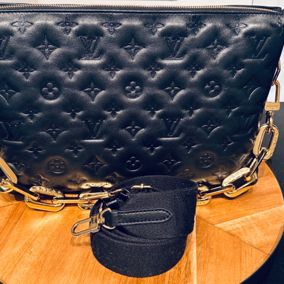 Coussin MM in Noir & Gold – Understated Glamour, Bold Refinement - Picture 8 of 12